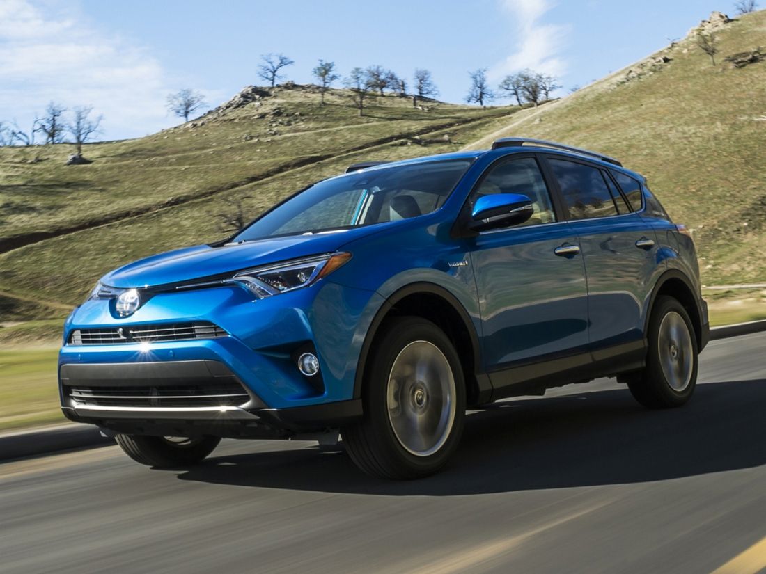 Кроссовер Toyota RAV4 пережил первый рестайлинг