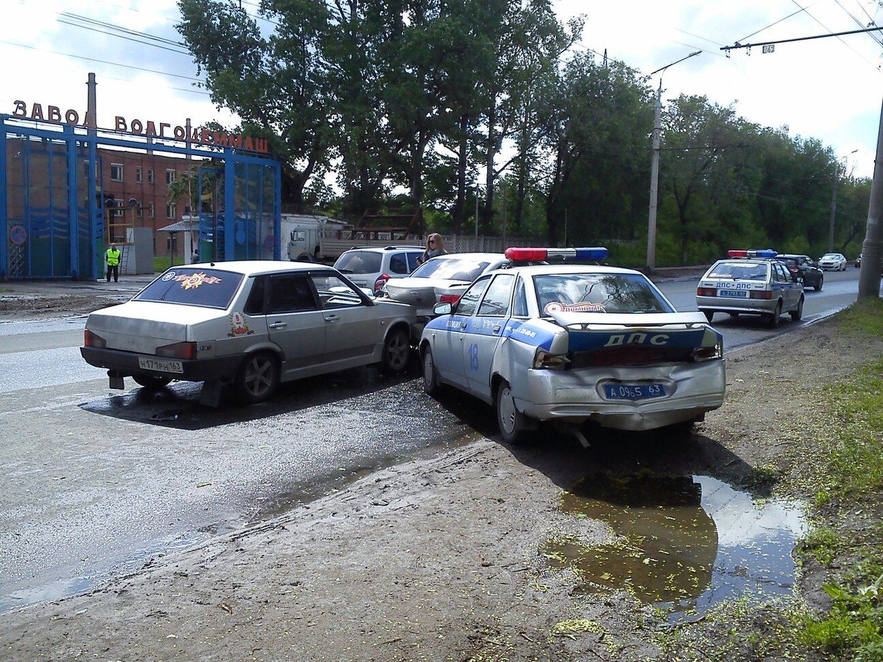 Сотрудники ДПС попали в массовое ДТП 