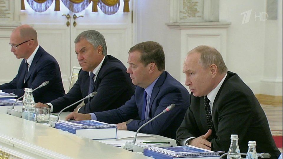 Путин требует осветить дороги и не прятать камеры