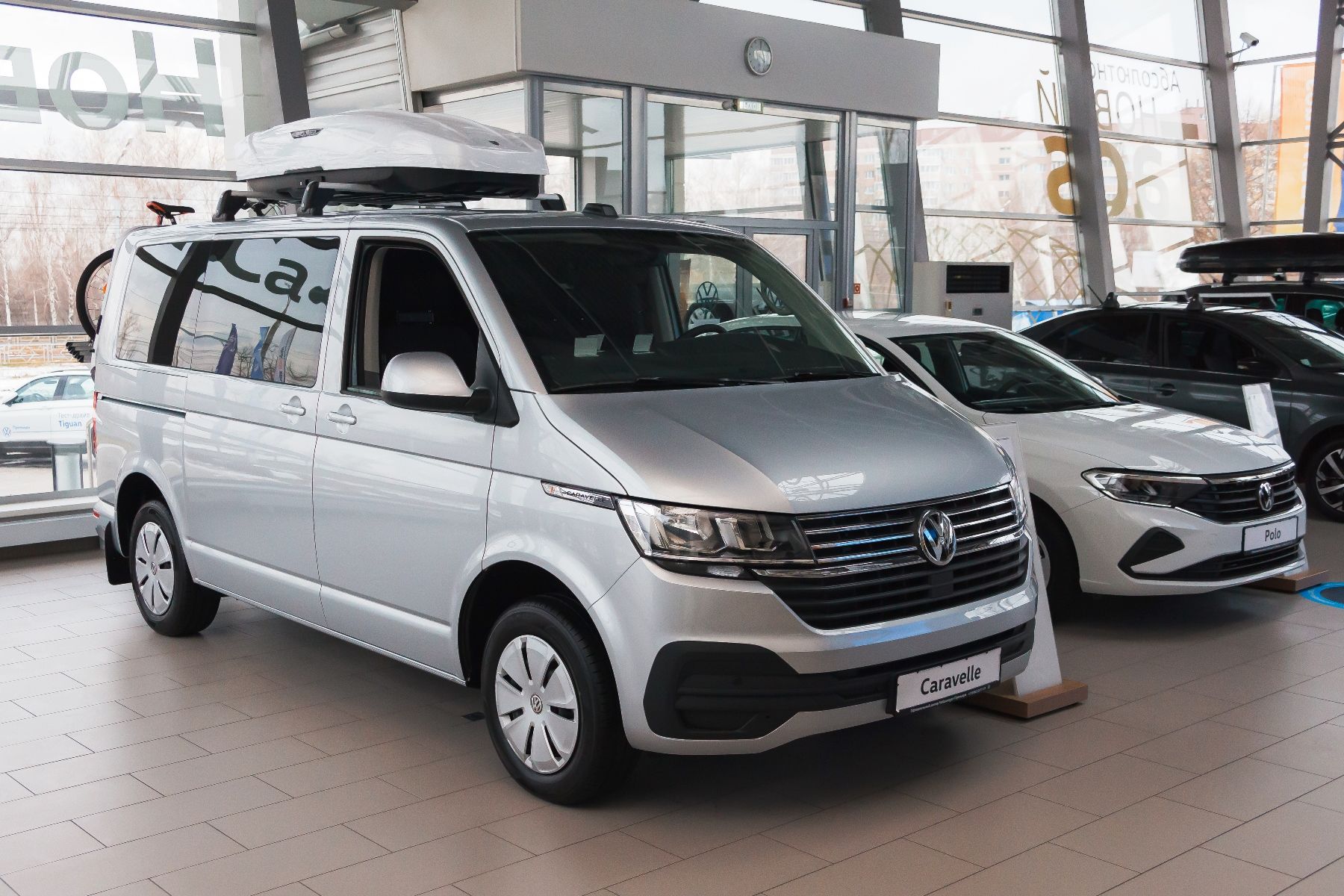 Всё для людей: обзор Volkswagen Caravelle и Volkswagen Multivan