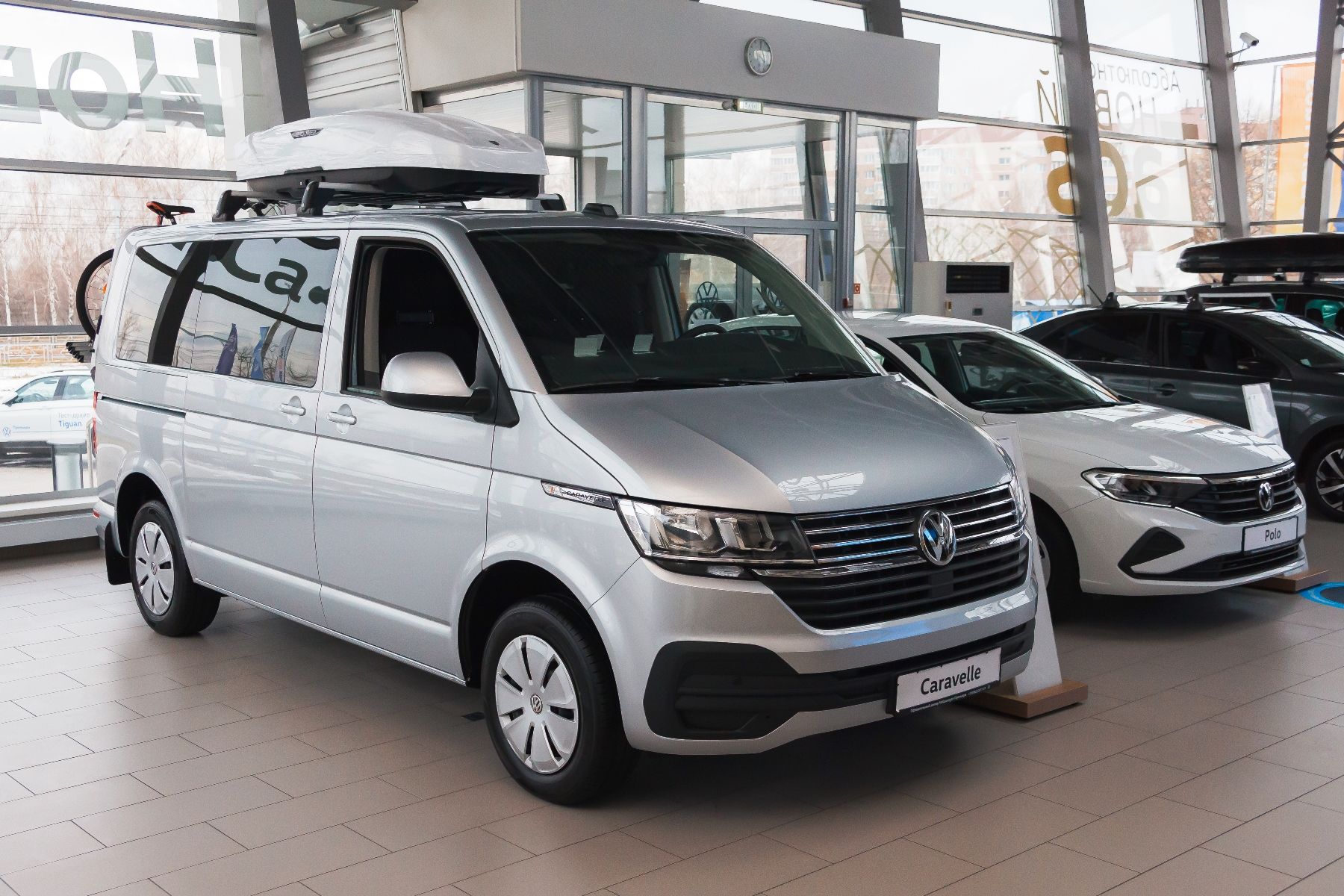 Всё для людей: обзор Volkswagen Caravelle и Volkswagen Multivan