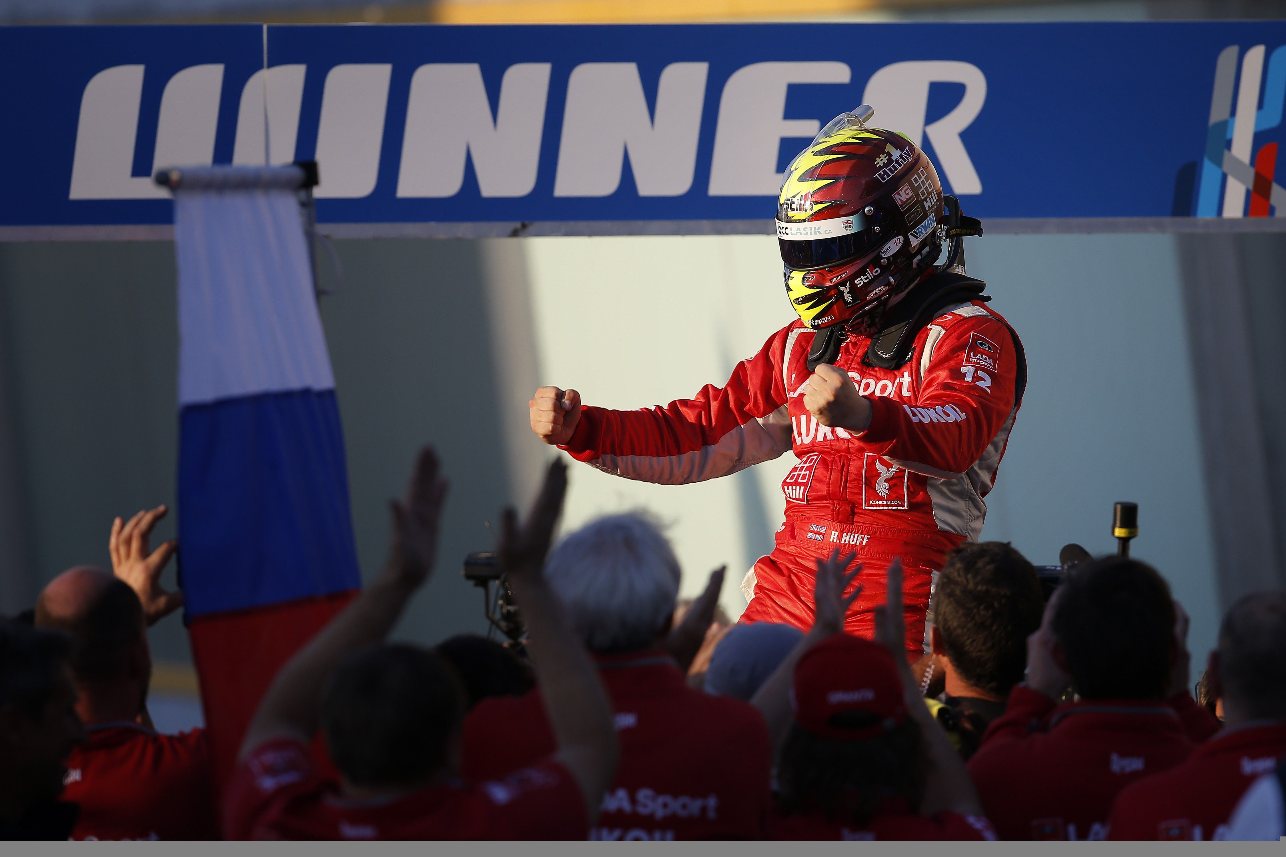 Роб Хафф на LADA выиграл финальную гонку Чемпионата мира по турингу