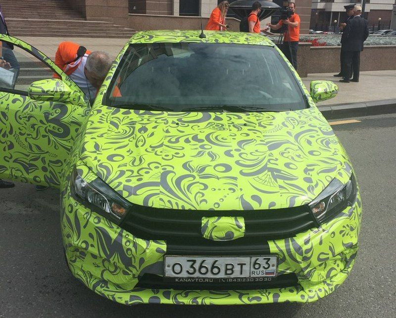 LADA Vesta засекли в необычном камуфляже. XRAY рядом