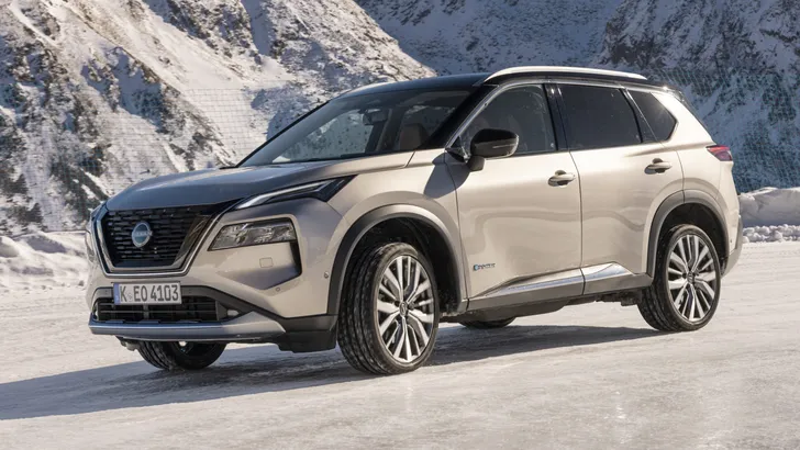 В России начались продажи кроссоверов Nissan X-Trail по цене от 3,25 млн рублей