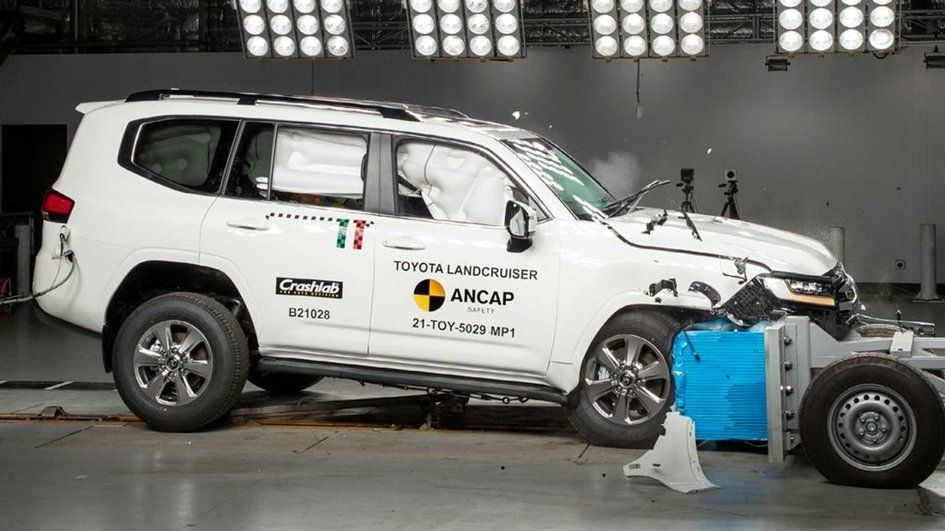 Смотрим как новый Toyota Land Cruiser 300 разбили на краш-тесте 