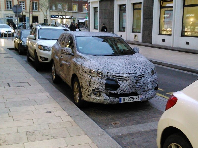 Новый кроссовер Renault снова попозировал фотошпионам