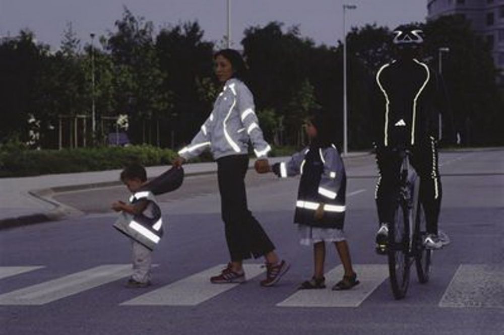 Впервые введены стандарты на световозвращающие элементы пешеходов