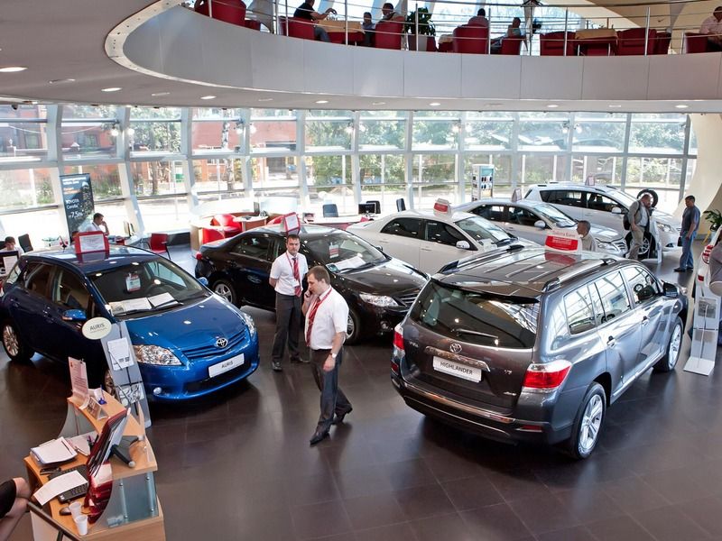 Продажи новых машин рухнули почти на 40%