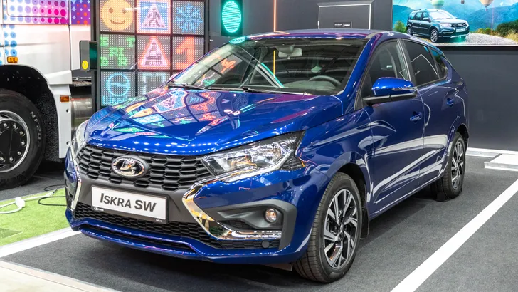 АВТОВАЗ представил три новинки Lada: седан Aura, универсал Iskra и Niva Travel