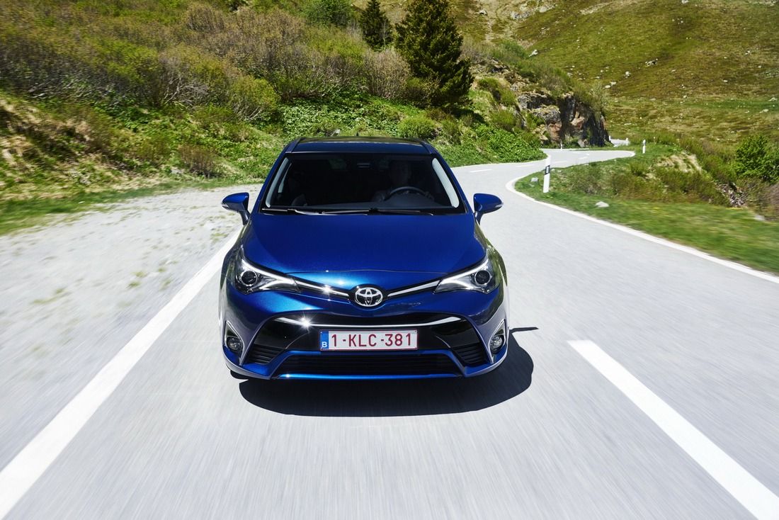 Toyota Avensis начали оснащать двигателями BMW