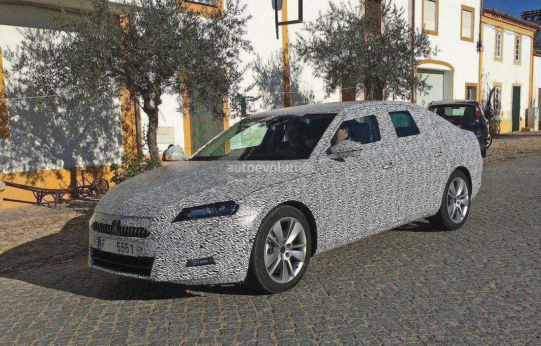 Флагманская модель SKODA попалась во время тестов