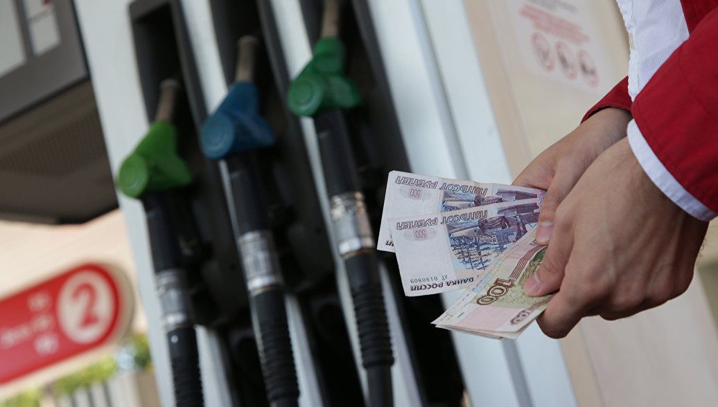Бензин к лету может подорожать на 5 рублей за литр