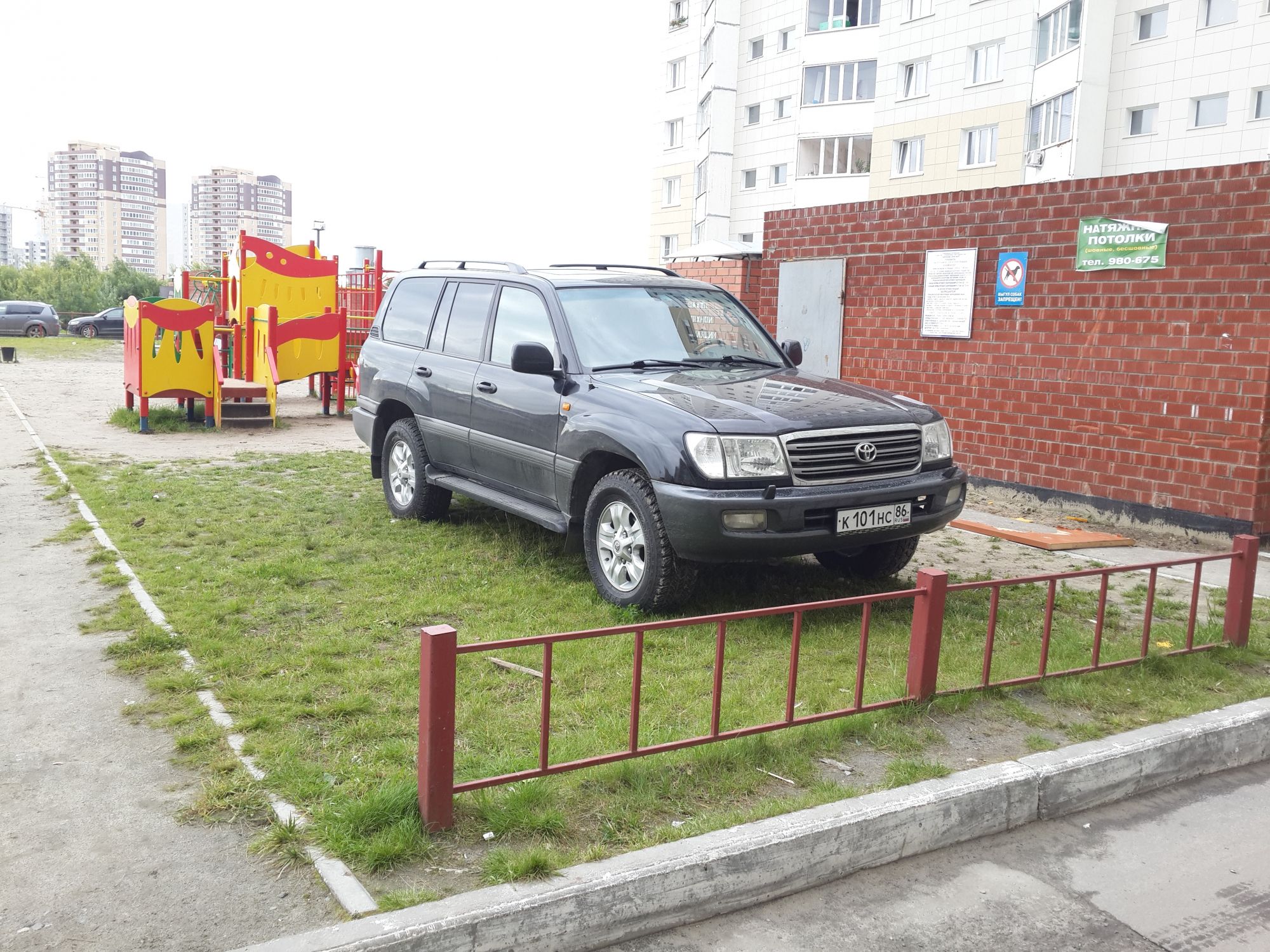 За парковку на газоне смогут наказывать быстрее. Значит - чаще 
