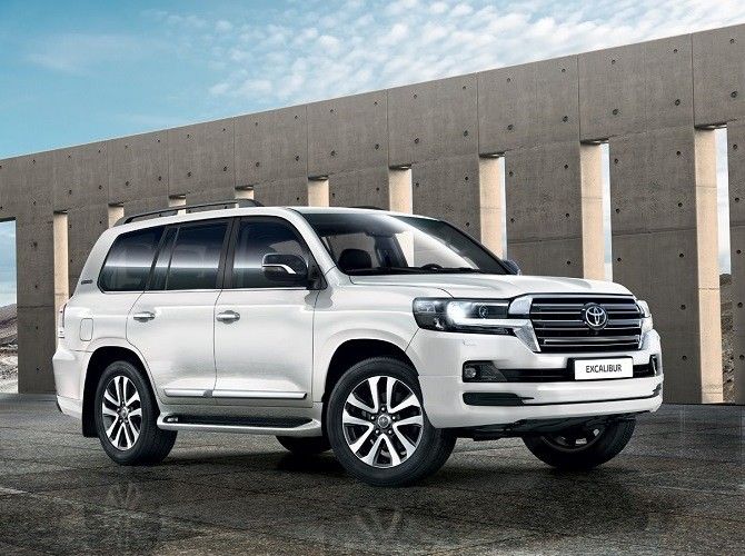 Toyota снизила цены на несколько комплектаций Land Cruiser 200