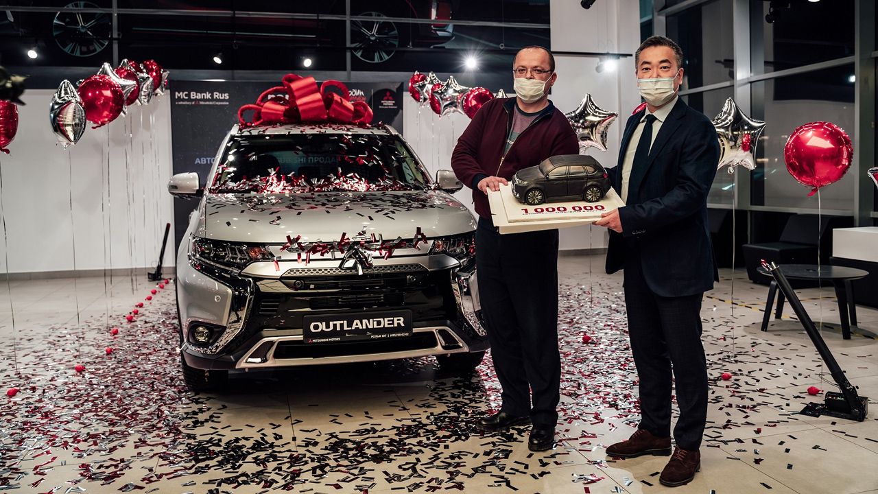 Покупателю из Егорьевска выдан миллионный автомобиль Mitsubishi в России 