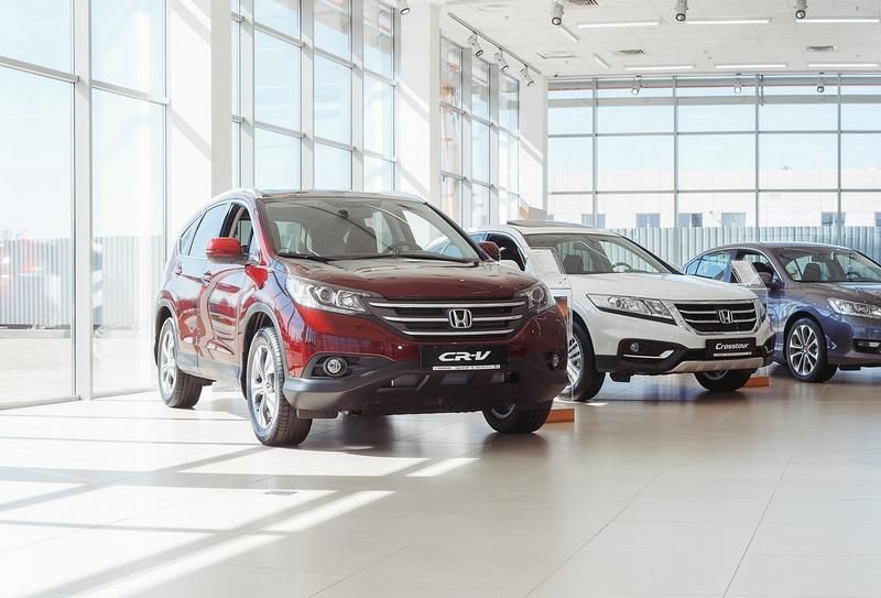 Российский авторынок рухнул на 49%. Названы главные марки-аутсайдеры