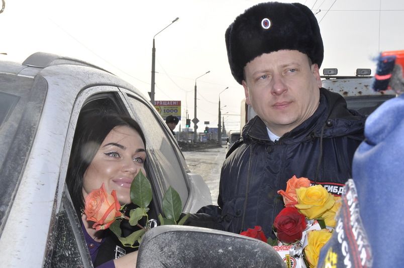 Сотрудники ГИБДД провели акцию «Цветочный патруль».