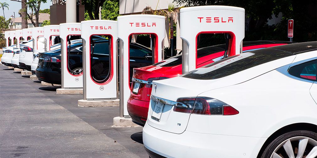 Tesla уволила сотни сотрудников. Что происходит? 
