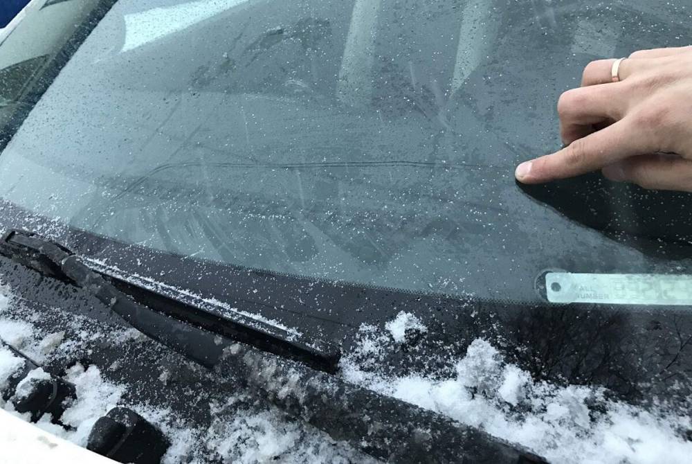 Сколы и трещины на лобовом стекле зимой: почему они растут быстрее и как их остановить