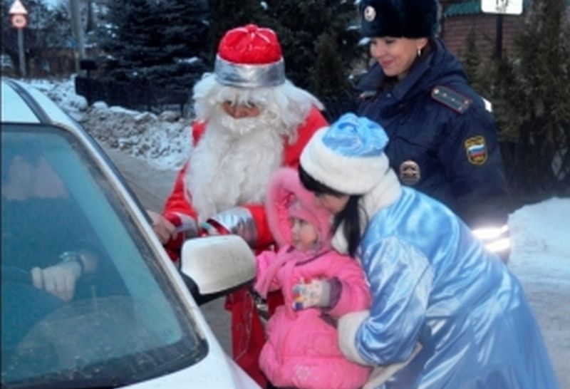 На дорогах Тольятти дежурили Дед Мороз и Снегурочка