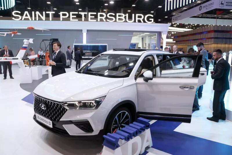 С конвейера бывшего завода Nissan сойдет первый серийный LADA X-Cross 5