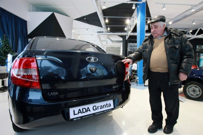 Интересуясь иномарками, средний россиянин выбирает LADA. Так сложилось