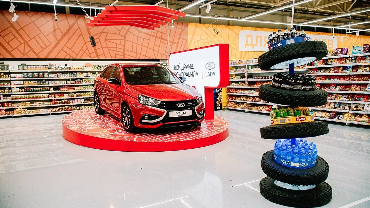В торговый зал нового Магнита заехали автомобили LADA