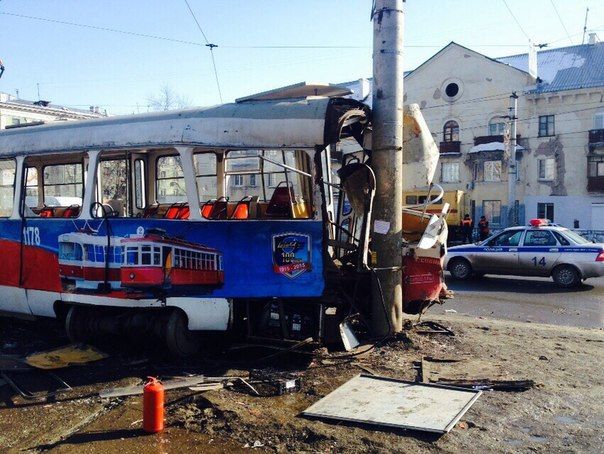 В Самаре трамвай протаранил столб