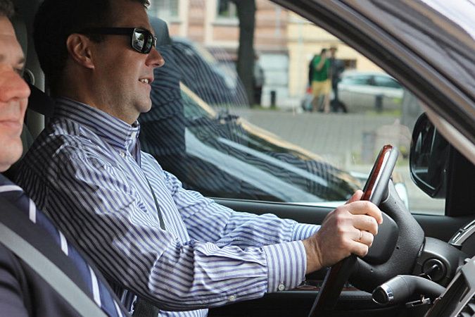 Медведев сам садится за руль и оценивает качество дорог