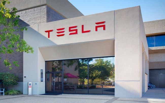Tesla уволит тысячи сотрудников 