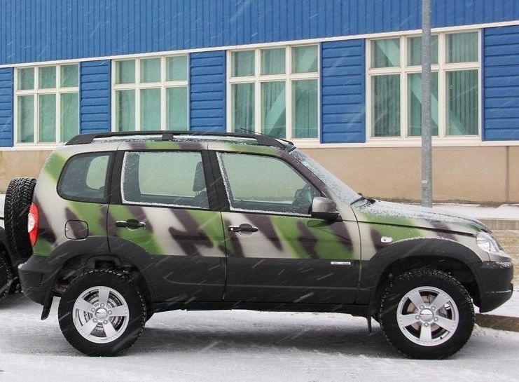 Воин в поле: Chevrolet Niva получила «боевую» раскраску