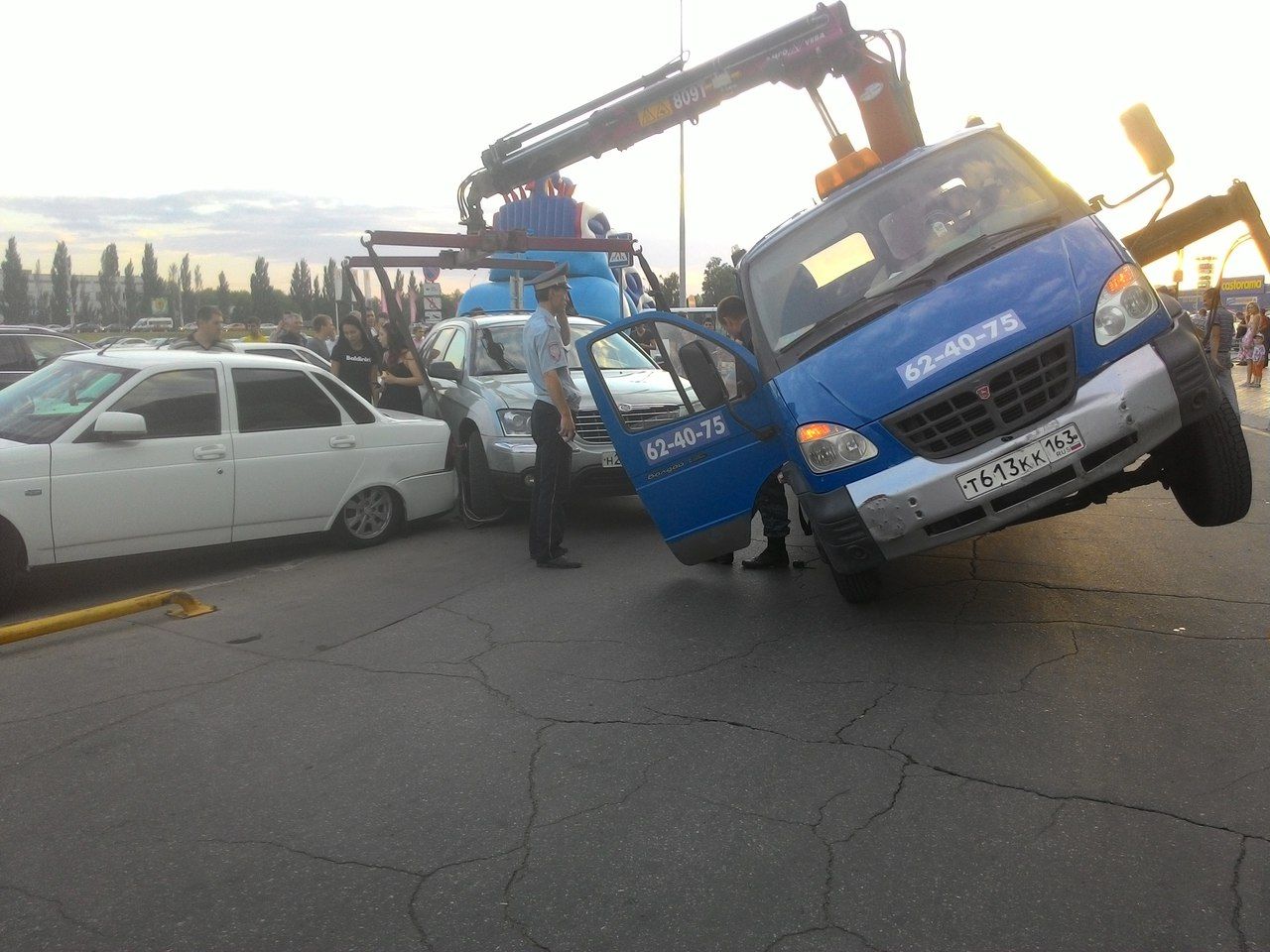 Эвакуация внедорожника закончилась повреждением трёх автомобилей