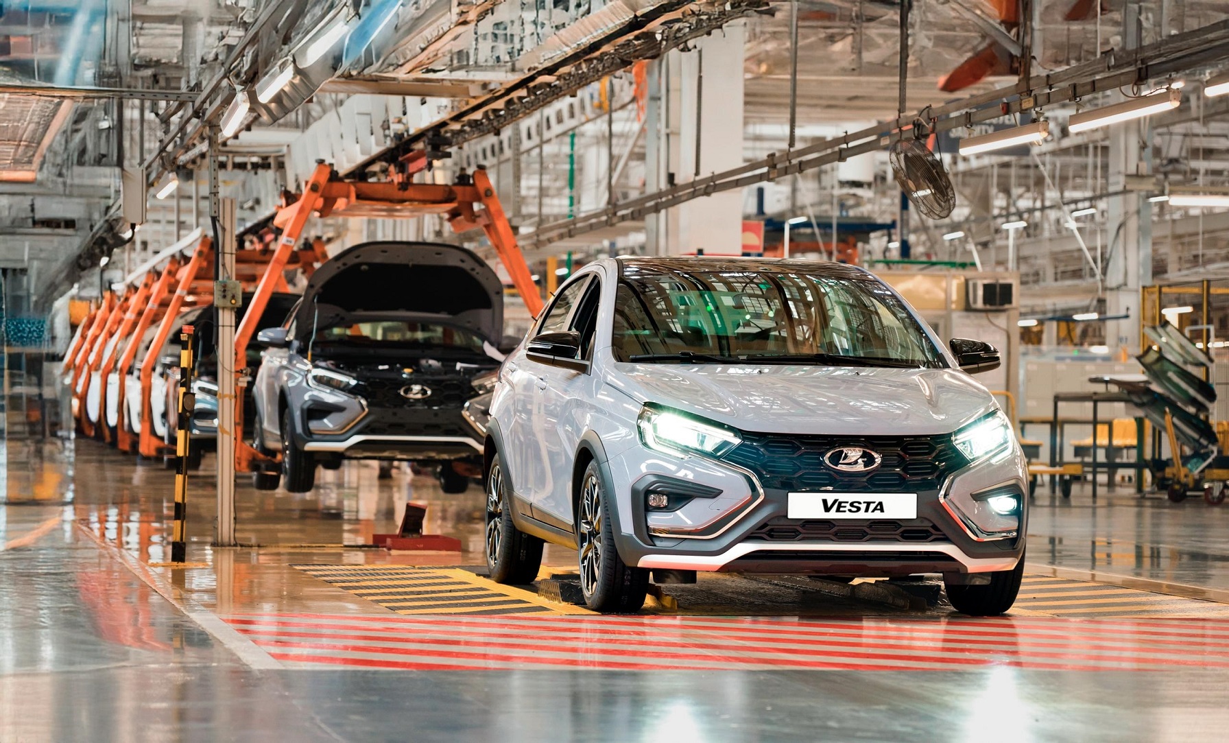 LADA Vesta получила автоматическую климат-систему и систему LADA Connect 