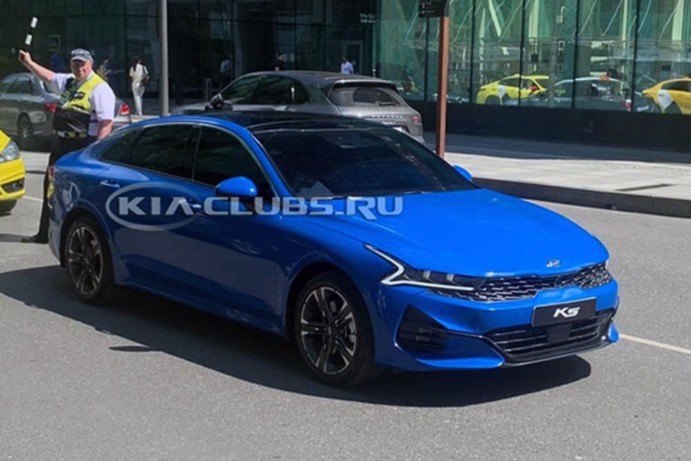 Новый Kia K5 сфотографировали в Москве.