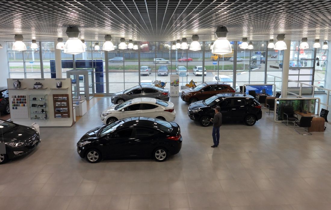 Продажи новых машин в России рухнули на 42%