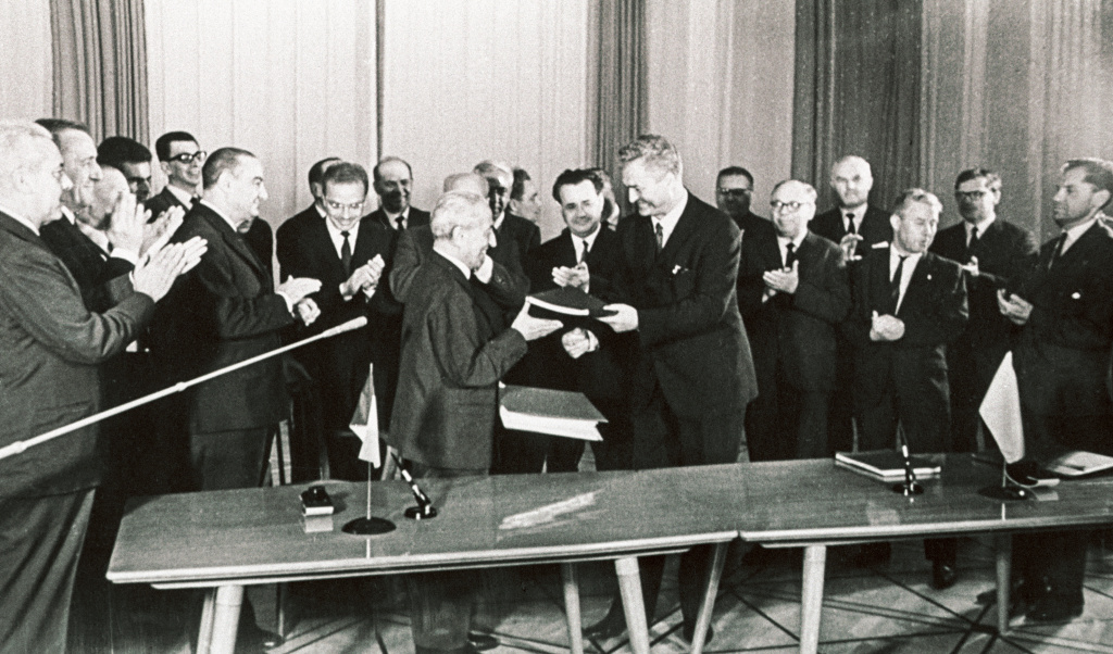 1966_08_15_Подписание контракта_6.jpg