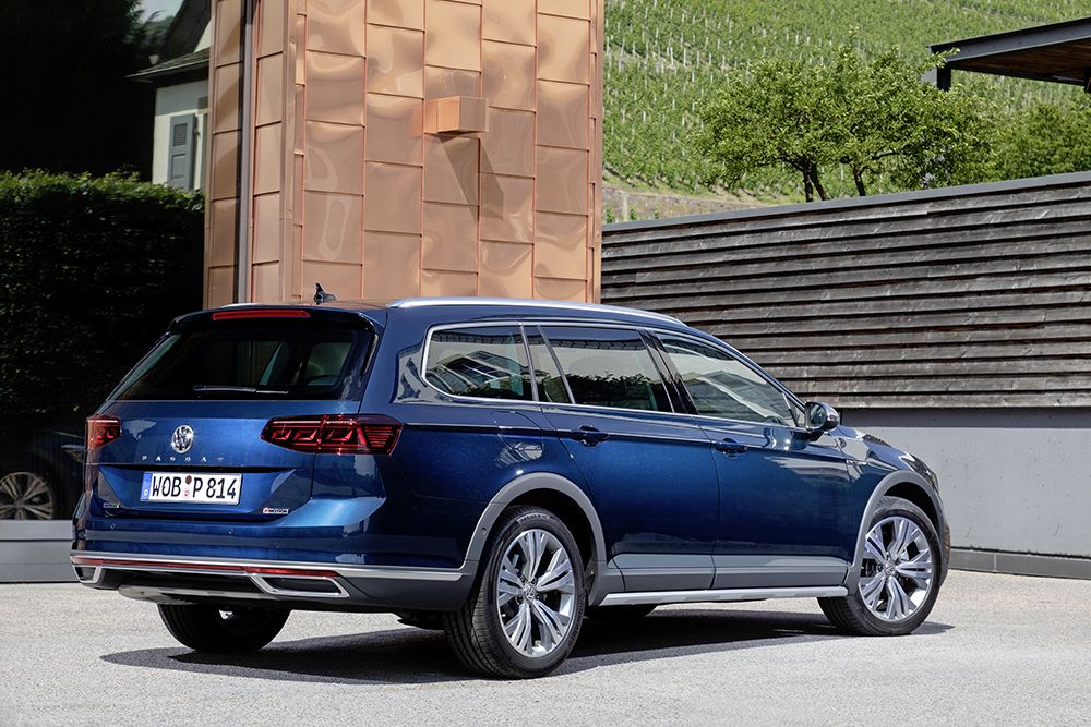Volkswagen_Passat_Alltrack_(2).jpg