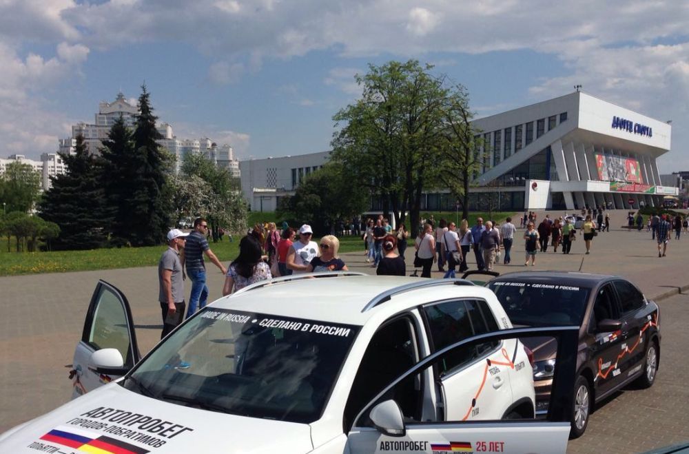 Перед самым отъездом из Минска, колонна Автопробега подъехала к Дворцу Спорта. IMG-20160510-WA0025.jpg