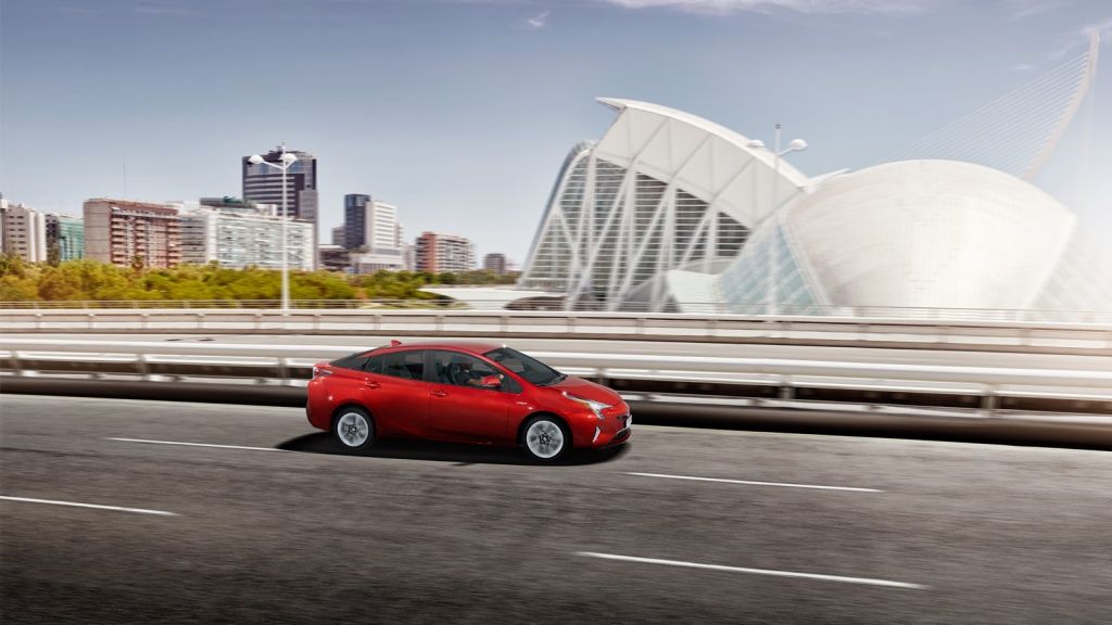 004-toyota-Prius-2016_1600x900_tcm-3020-887807.jpg