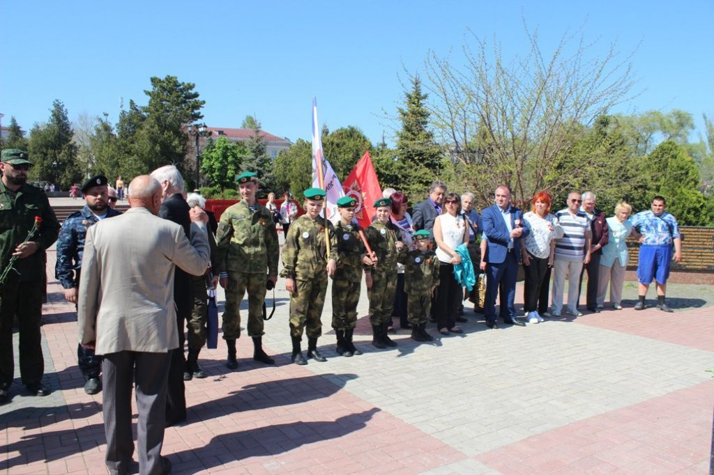 Фотография у паметника в Керчи.JPG