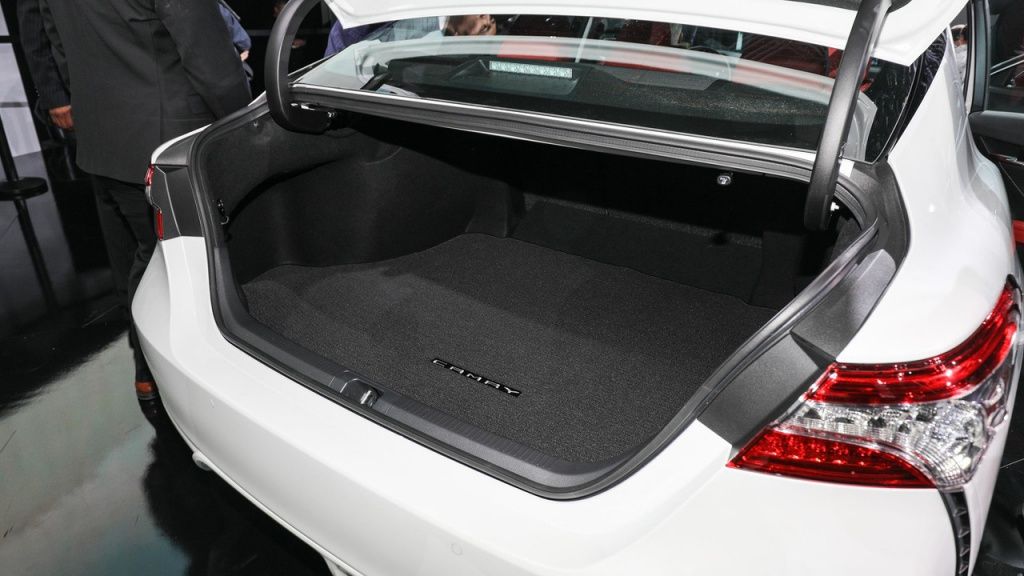 2018-toyota-camry-detroit-2017 (8).jpg