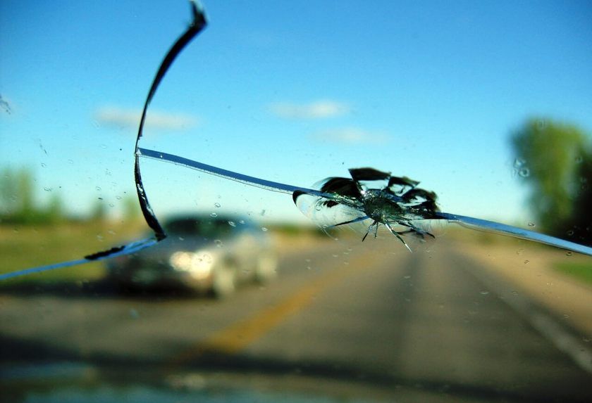 Могут запретить ездить с трещинами на лобовом стекле 